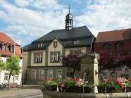 Marktbrunnen mit Rathaus
